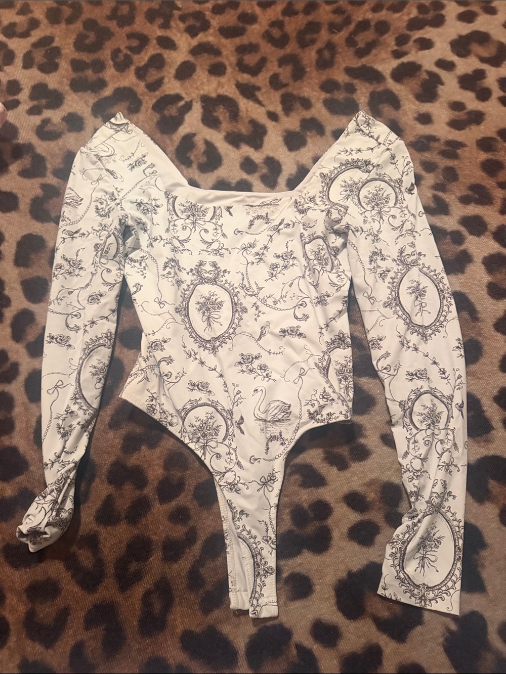 Francesca's Collections White Toile-Print Long Sleeve Bodysuit